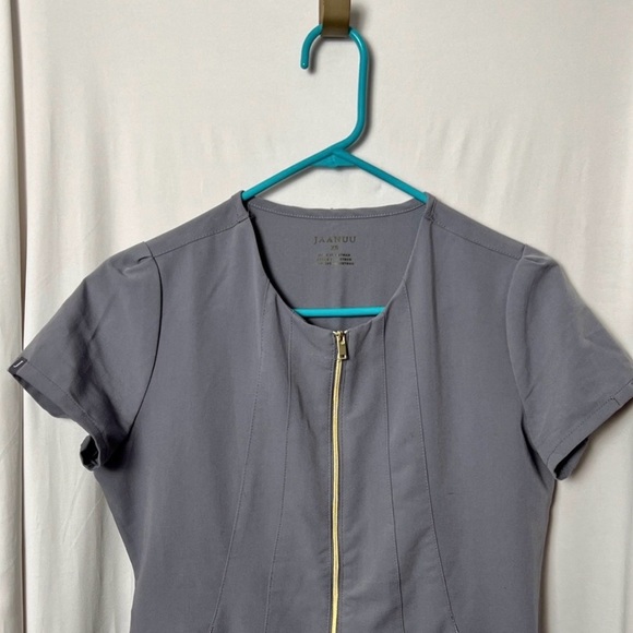 Jaanuu Gray Gold Zip Scrub Top Size XS - Picture 3 of 12